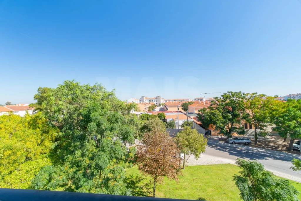 Apartamento T3 com varandas, arrecadação e vista desafogada em Samora Correia