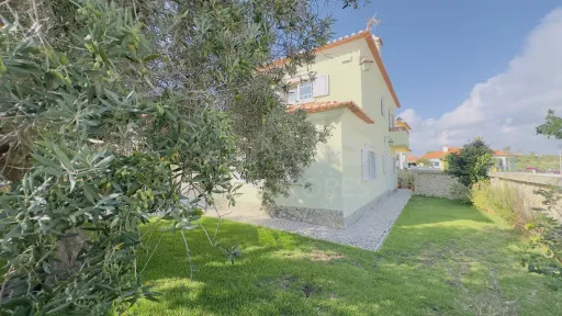 Exclusiva Moradia T4 com Jardim Privativo e Garagem | A minutos da Praia da Foz do Lizandro e da Ericeira