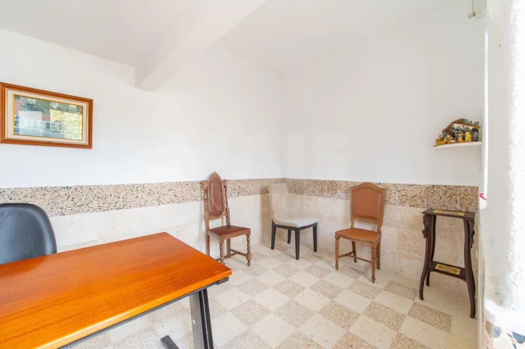 4-Bedroom House with Garage in Marinhais