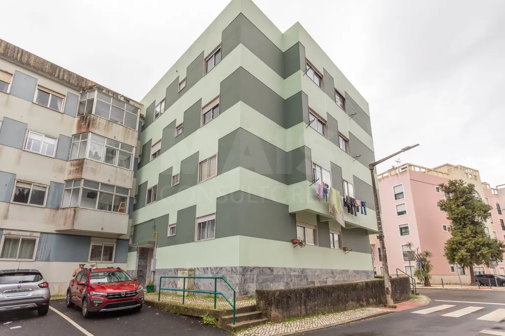 T3 com 3 Frentes e Potencial Único para Remodelação Moderna