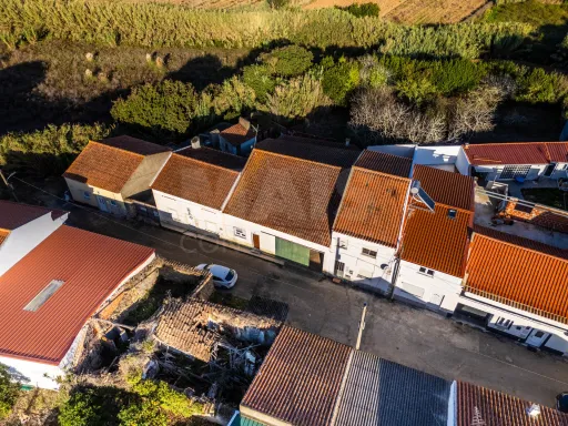 Afetação Moradia T1 com Garagem, Logradouro e Terreno