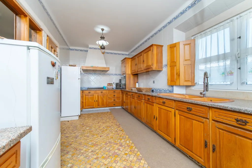 4-Bedroom House with Pool, 3 Garages, and 3,179 m² of Land in Almeirim