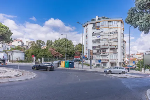 2-Bedroom Apartment with Excellent Potential | Sacavém | 5th Floor with Elevator