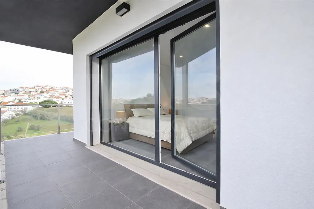 Moradia T4+1 com Quintal e Espaço para Piscina | Famões (Pontinha)