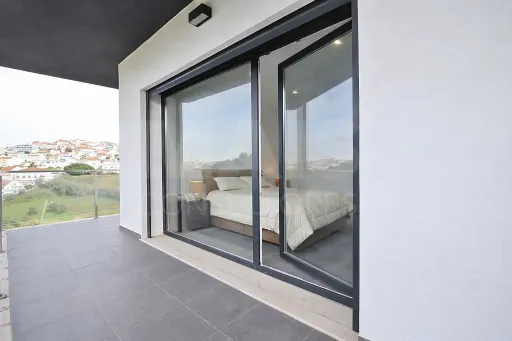 Moradia T4+1 com Quintal e Espaço para Piscina | Famões (Pontinha)