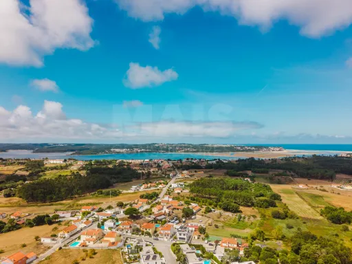 Moradia T3 Térrea com Garagem e Pátio no Nadadouro
