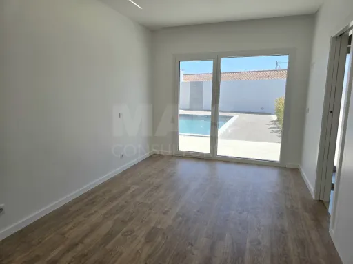 Moradia T4 térrea de luxo com piscina no Nadadouro