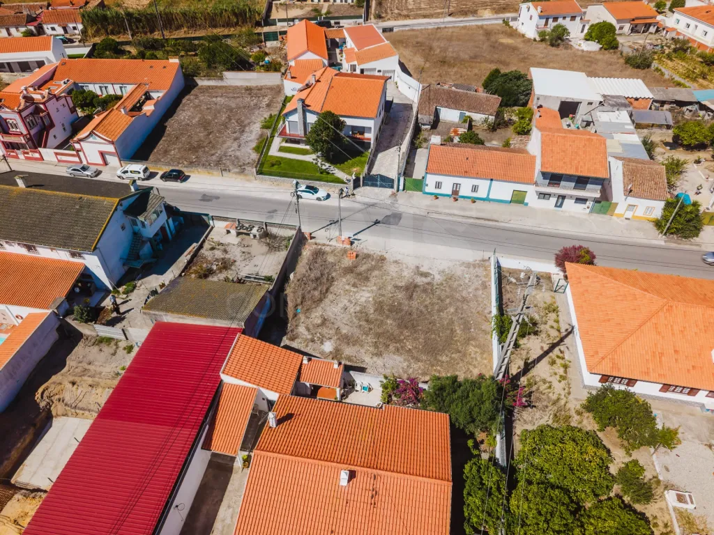 Lot with Plans for a 3-Bedroom House, Pool, Garage, and Garden in Olho Marinho, Óbidos