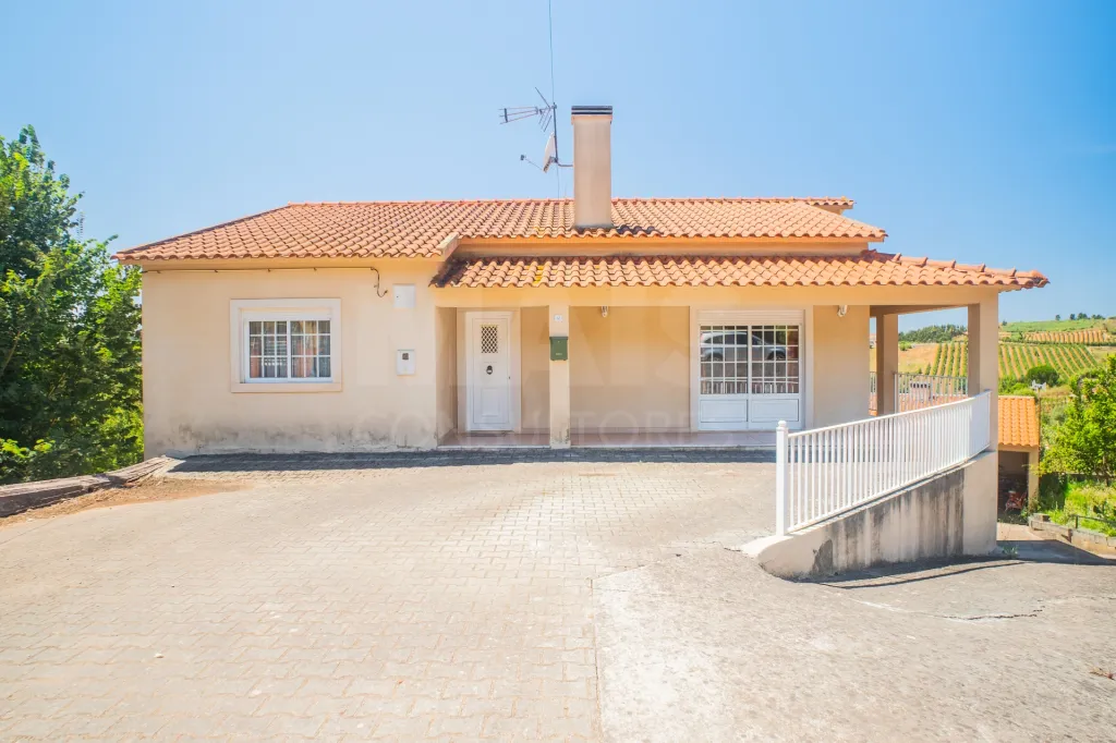 Moradia T2 com Cave Ampla e lote de 900 m²