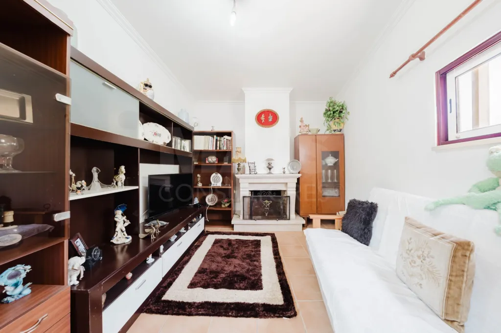 Moradia T2 em Alcanede, Santarém com Jardim e Terreno Urbano