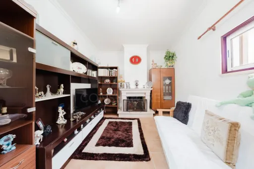 Moradia T2 em Alcanede, Santarém com Jardim e Terreno Urbano