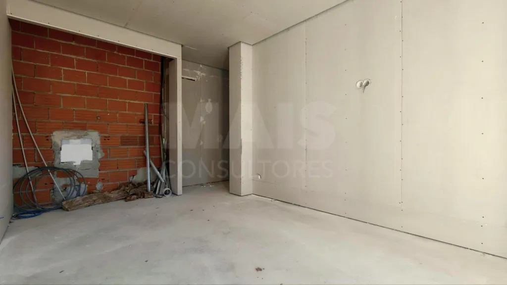 Moradia Térrea T4 com Suite Master, Piscina de Água Salgada, Garagem e Acabamentos Premium !