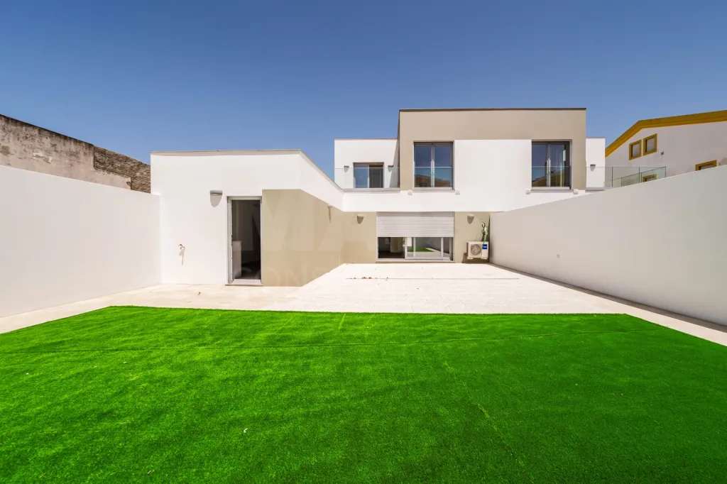 Exclusiva Moradia T4 Moderna com Conforto e Elegância Perto das Praias de Peniche