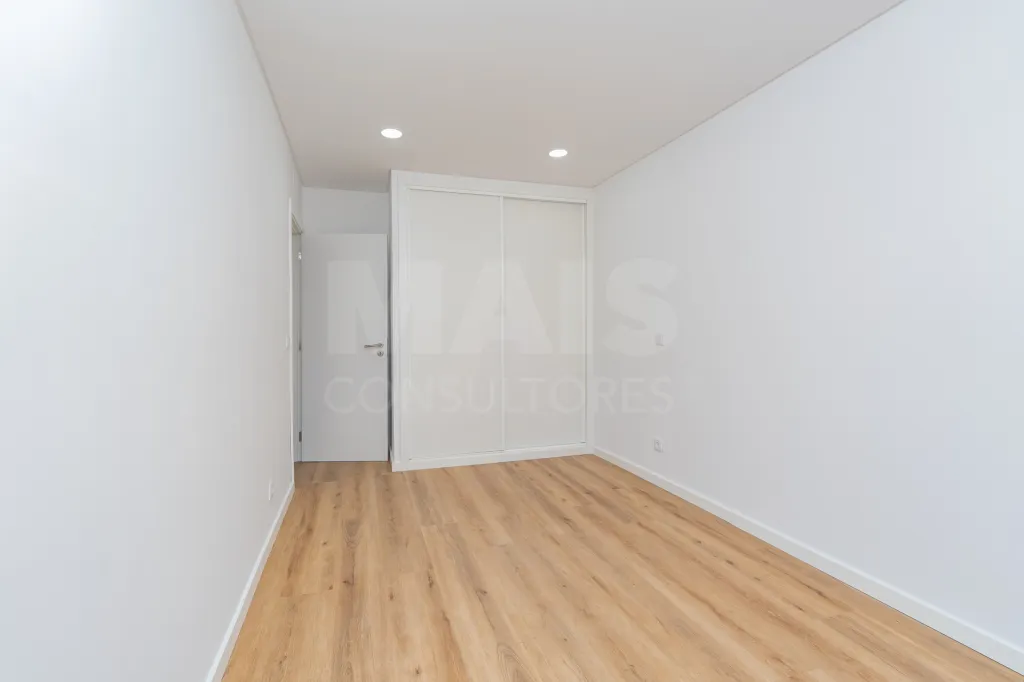 Apartamento T2 Totalmente Remodelado com Varanda no Coração de Alverca | Modernidade, Conforto e Localização de Excelência