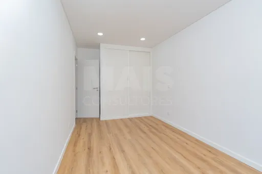 Apartamento T2 Totalmente Remodelado com Varanda no Coração de Alverca | Modernidade, Conforto e Localização de Excelência