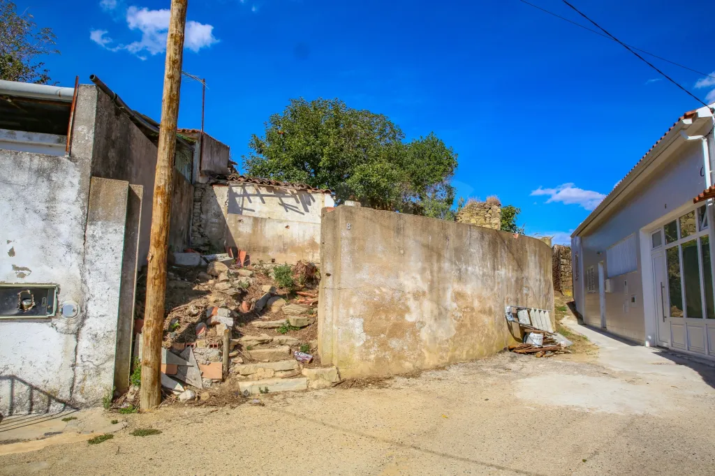 House with Patio for Total Renovation in Vale Benfeito