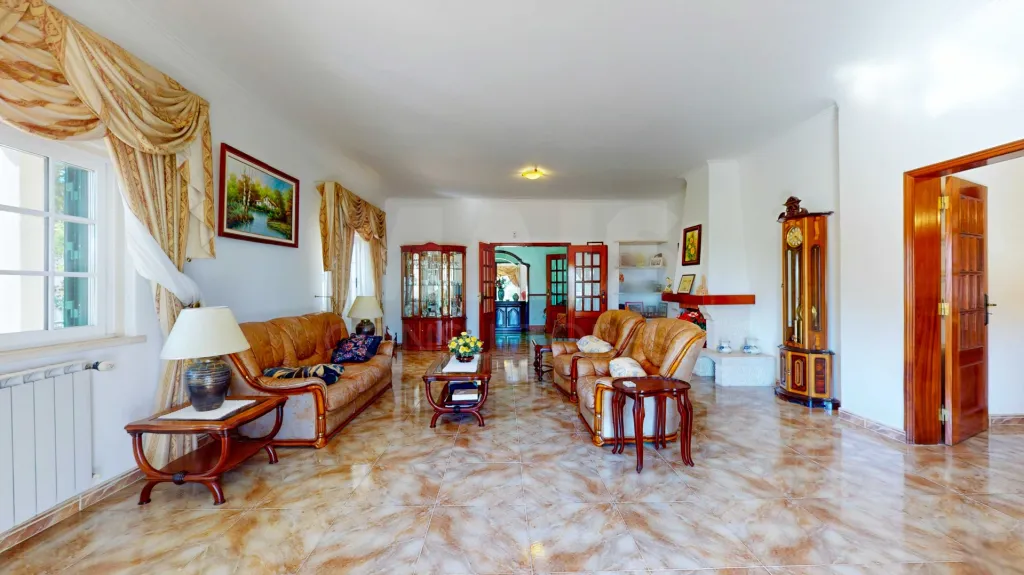 Moradia T5, na calhandriz com piscina