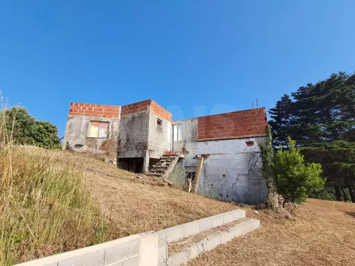 Moradia em construção em Salir de Matos