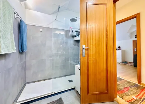 T4 Totalmente Renovado com 3 Varandas, Garagem Box e Arrecadação | São Domingos de Rana