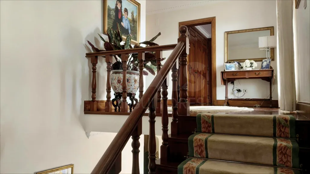 Prestigious 5-Bedroom Villa with Sea View, 2.075 m² Plot and Exclusive Artistic Details