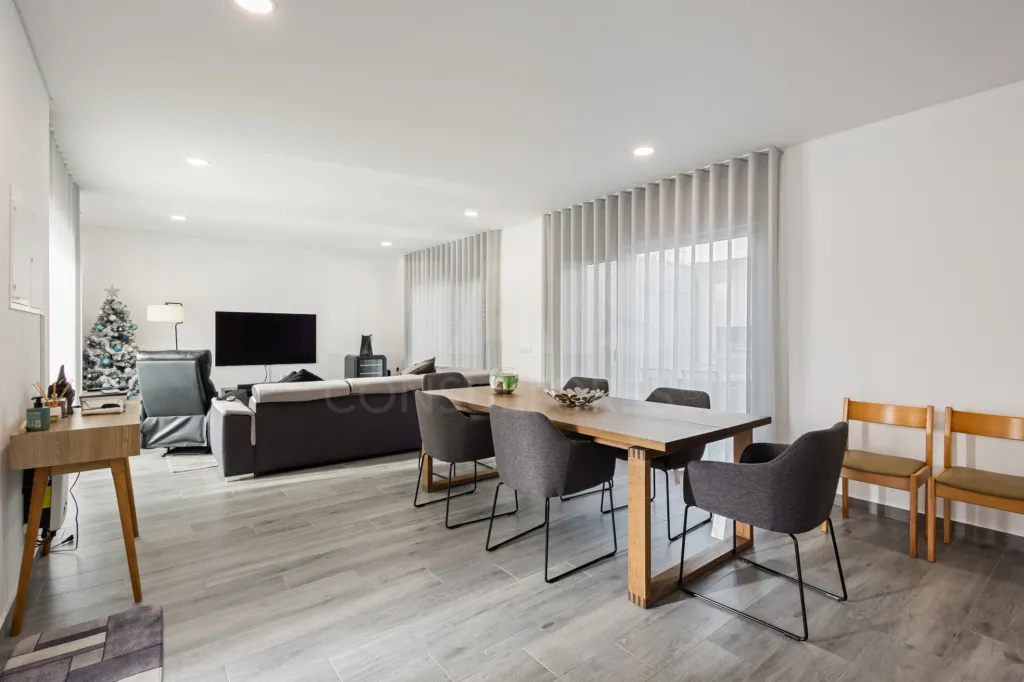 Moradia semi-nova T3 com piscina e vista mar