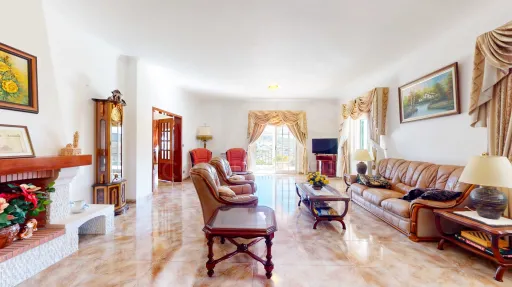 Moradia T5, na calhandriz com piscina