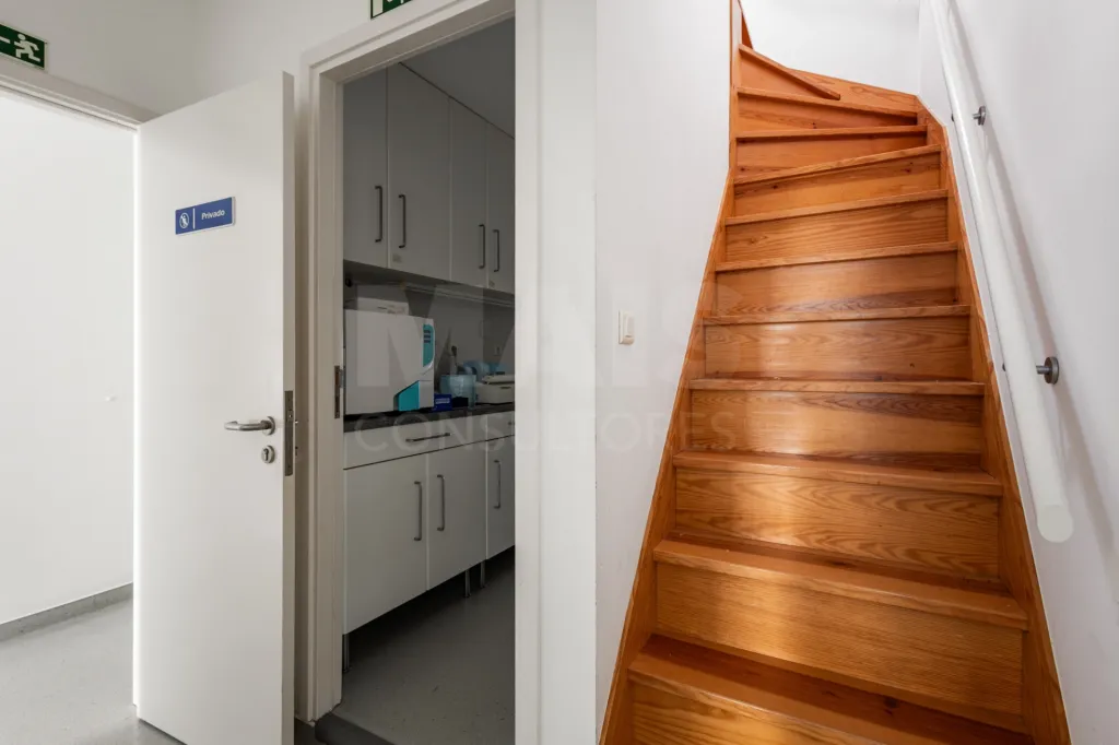 Oportunidade Única no Coração de Peniche — 124 m² com Potencial para Habitação