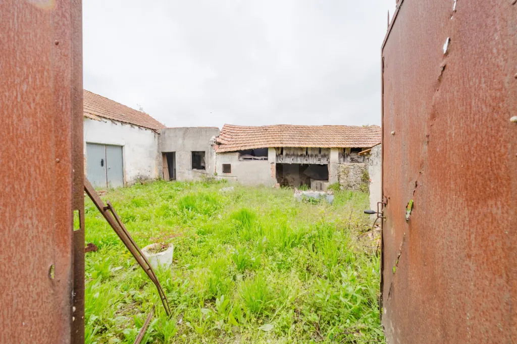 2 Moradias p/a recuperar em terreno plano c/ 4.603m2
