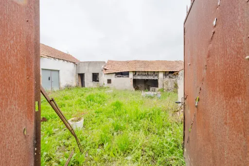 2 Moradias p/a recuperar em terreno plano c/ 4.603m2
