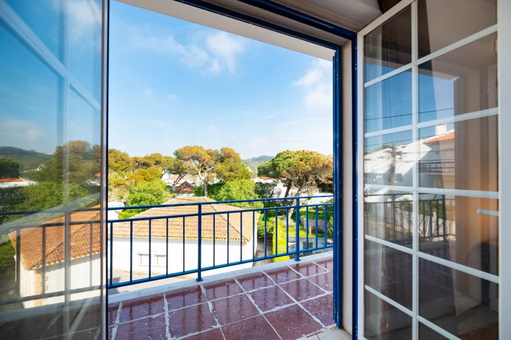 Apartamento T1 no 1° andar a 80 metros da Praia de São Lourenço, com vista mar da varanda da Sala e com garagem  ERICEIRA – RESERVA MUNDIAL DE SURF