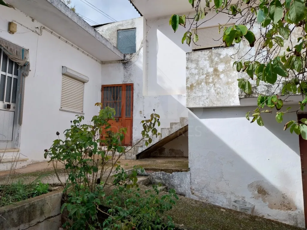 Moradia Bi Familiar para remodelar em Propriedade Horizontal