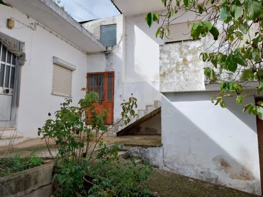 Moradia Bi Familiar para remodelar em Propriedade Horizontal