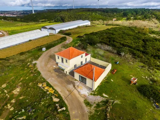 Moradia T3 Renovada C/ Logradouro e Anexos, São Bartolomeu, Lourinhã