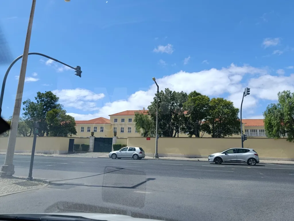 T2 em Carnide - Conforto, Luz e localização privilegiada.