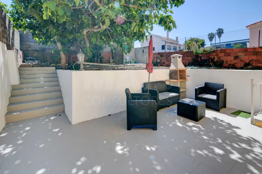 Detached, two-family house in Casal de Cambra, partially refurbished.