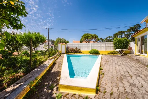 Moradia Térrea c/ piscina, árvores de fruto e garagem a 7 minutos da cidade
