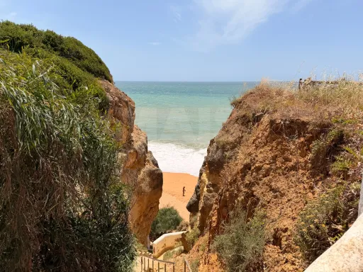 T1 na Vila Senhora da Rocha | Praia a 70 m | 4 Piscinas | 9 Hectares de Jardins| Caminhadas em Segurança Porches – Lagoa – Algarve | T1 onde pode deixar o carro estacionado e viver o Algarve a pé.