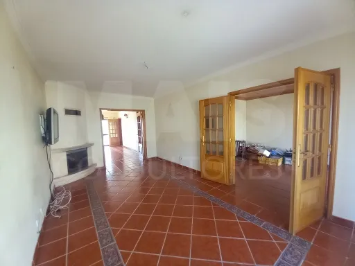 Moradia de 5 Assoalhadas em Ribamar C/ lote de 300m2 e Sótão amplo