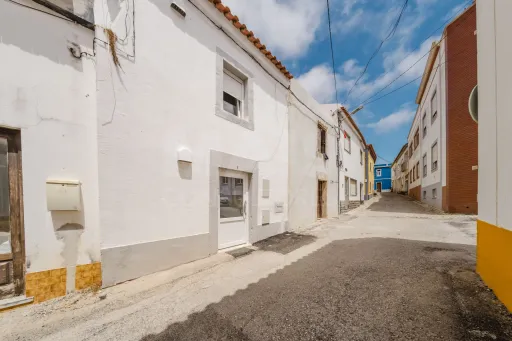 Moradia T2 com Logradouro no Centro histórico de Atouguia da Baleia