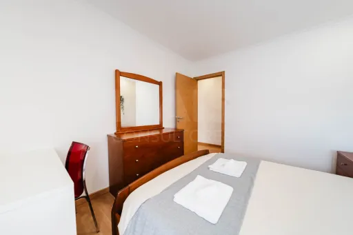Apartamento T3+1 no Centro de Peniche com Terraço Privativo e Elevada Rentabilidade