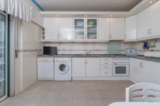 3-bedr. apartment excellently located in Porto Alto
