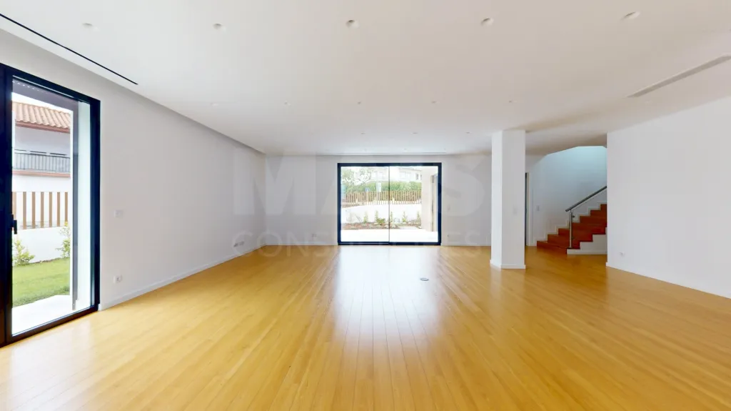 Moradia nova com piscina T4 em Linda a Velha