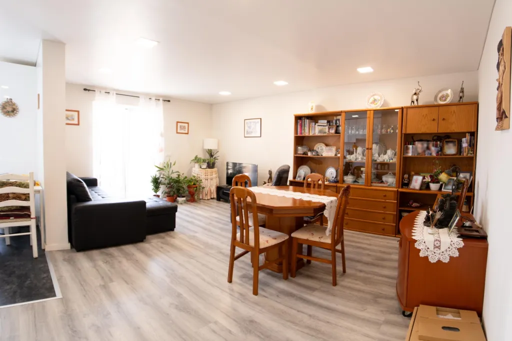 Apartamento T2 com Vista Rio – Totalmente Remodelado na Póvoa de Santa Iria
