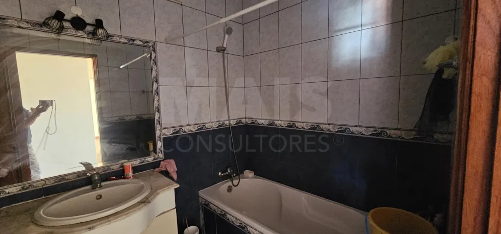 Apartamento T3 no Centro de Alpiarça | Áreas Generosas, Varandas e Excelente Localização