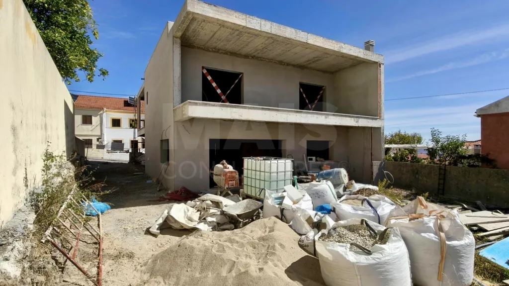 Moradia T4 c/ Suite, Jardim, Piscina & Parqueamento!