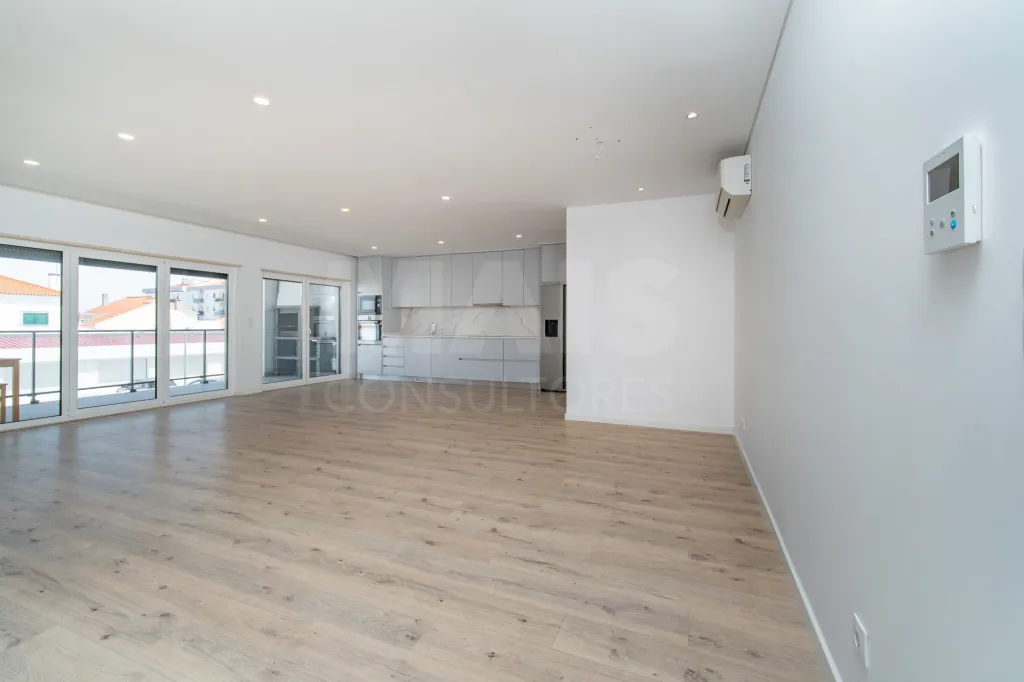 Premium, Like-New 3-Bedroom Apartment with Exceptional Balcony – Garage – Elevator – Convenient Access to Lisbon