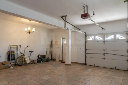 4-bedr. house, center of Cadaval, with garage