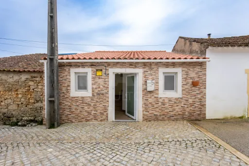 O Seu Refúgio Térreo T2 Remodelado: Conforto e Modernidade em Aljubarrota