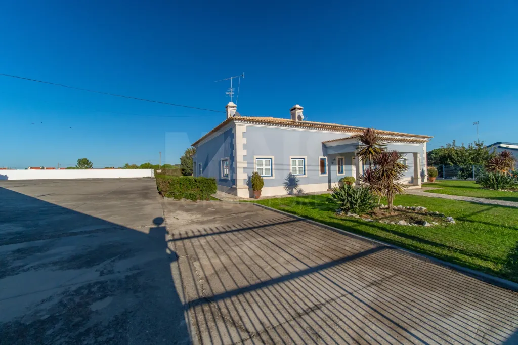4-Bedroom House with Pool, 3 Garages, and 3,179 m² of Land in Almeirim