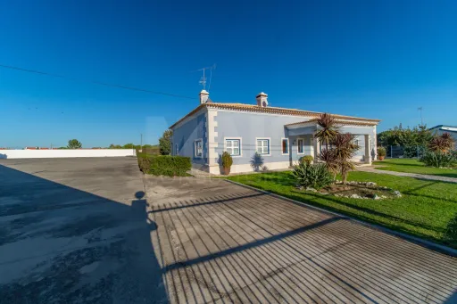Moradia T4 com Piscina, 3 Garagens e Terreno de 3.179 m² em Almeirim